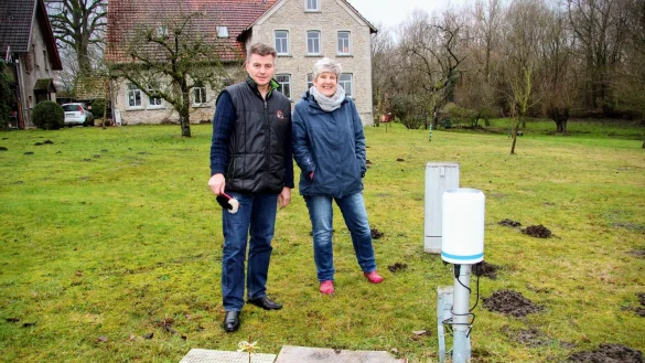 Ingrid Neese und Andreas Kuhlmann betreuen in ihrem Garten in H&ouml;rste eine Wetterstation des Deutschen Wetterdienstes. Inzwischen m&uuml;ssen sie nur noch von Oktober bis April Daten weitergeben. - &copy; Cordula Gr&ouml;ne
