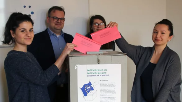 Das &bdquo;Team Wahlen" macht mit: (von links) Diana Elmas, Peer Reese (Leiter), Sarah Neumann-Dziki und G&ouml;zde Kaya (Team Wahlen)  suchen noch engagierte Wahlhelferinnen und Wahlhelfer. - &copy; Stadt Detmold