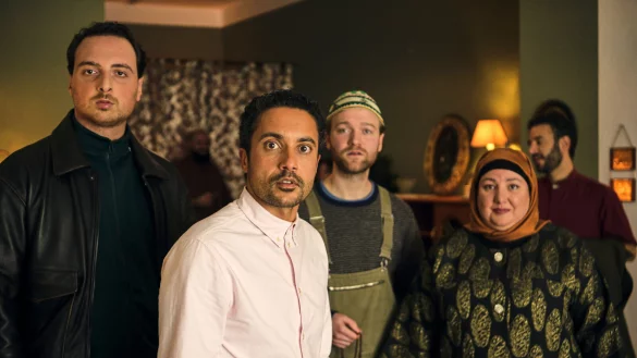 Nuri Yildiz (v. l.), Omar El-Saeidi, Vincent Redetzki, Meltem Kaptan und Mohamed Achour in einer Szene aus der neuen Serie "Habibi Baba Boom". - © Bernd Spauke/The Walt Disney Company