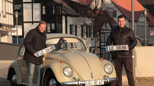 Zwei Mann, ein Ziel: Oliver Welslau (links) und Sven-Eric Bierhenke von der Oldtimer-Sparte des Automobil-Clubs setzen sich f&uuml;r die Wiedereinf&uuml;hrung des LE-Kennzeichens ein. F&uuml;r das Foto haben sie schon mal Probedrucke anfertigen lassen. Bierhenkes K&auml;fer, geparkt am Langenbr&uuml;cker Tor, ist tats&auml;chlich noch mit Altkreis-Blechle unterwegs. - &copy; Till Brand