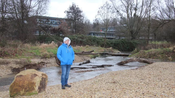 Andreas B&uuml;ber ist mit seinem kleinen Sohn fast t&auml;glich an der Werre und findet den Bereich gelungen angelegt. - &copy; Cordula Gr&ouml;ne
