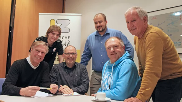 Wie sieht es mit Gewalt oder Beleidigungen gegen&uuml;ber Schiedsrichtern auf Lippes Pl&auml;tzen aus? Diese und andere Fragen diskutierten (von links) LZ-Redakteur Dietmar Welle, Max Meckelmann, LZ-Redakteur Oliver K&ouml;nig, Sebastian Term&ouml;llen, Udo Schlingmann und Manfred Heinrich. - &copy; Vera Gerstendorf-Welle