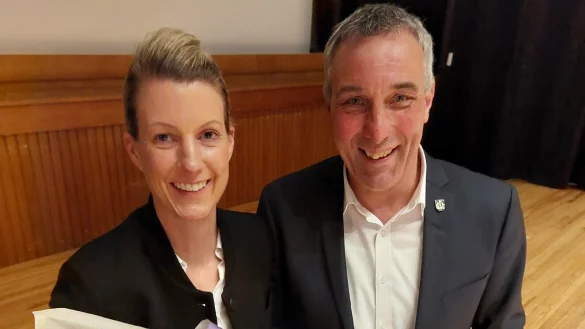 B&uuml;rgermeister Dirk Tolkemitt begl&uuml;ckw&uuml;nscht Melanie Koring mit einem Blumenstrau&szlig; zu ihrer Wiederwahl als 1. Beigeordnete. - &copy; Stadt Bad Salzuflen