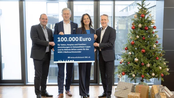Dem Vorstand der VerbundVolksbank OWL, (von links) Thorsten Wolff, Ansgar K&auml;ter, Ina Kreimer und Frank Sievert, ist die Spendenaktion ein besonderes Anliegen. - &copy; sabrinity
