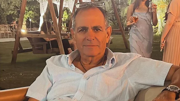 Ein Bild aus besseren Tagen: Ely Oknin w&auml;hrend einer Hochzeit in Nahariya. Seit dem &Uuml;berfall der Hamas auf Israel am 7. Oktober 2023 kann der 68-J&auml;hrige nicht mehr als Touristenf&uuml;hrer in der K&uuml;stenstadt arbeiten. Freiwillig hat er unter anderem Dienst in einem Lagezentrum geleistet. - &copy; privat