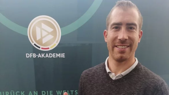 Stolz pr&auml;sentiert Florian Fulland seine Urkunde. Er wuchs in Waddenhausen auf und lebte bis zum seinem Wechsel zum VfL Osnabr&uuml;ck in Detmold-Heiligenkirchen. - &copy; Florian Fulland