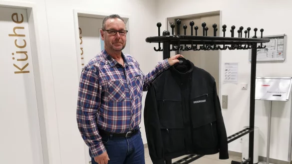 Das war's: Andreas Pieper legt seine Dienstjacke ab. Der Ordnungsamtsleiter geht in den Ruhestand. - © Gemeinde Extertal