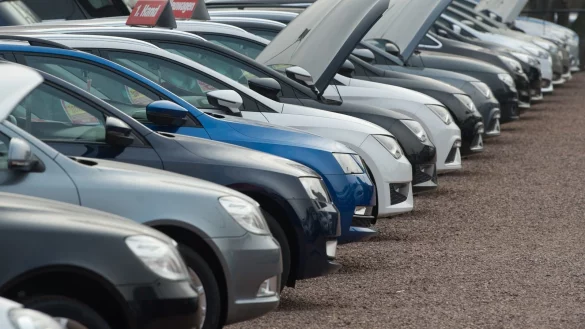 Die lippischen Autoh&auml;ndler verkaufen weniger Fahrzeuge. - &copy; Sebastian Kahnert/dpa