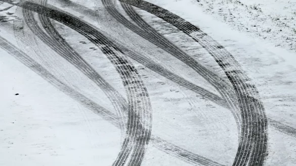 Am Sonntag droht in Ostwestfalen-Lippe verbreitet Glatteis. - © Uwe Zucchi/dpa