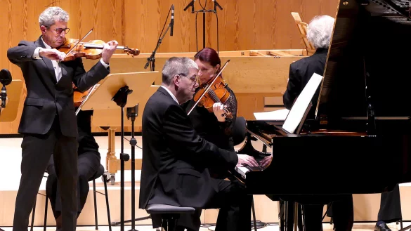 Das Detmolder Kammerorchester hatte einen brillanten Auftritt mit Eckhard Fischer (Violine), Christian K&ouml;hn (Klavier) und Dirigent Daniel Stabrawa. - &copy; Rudi Rudolph