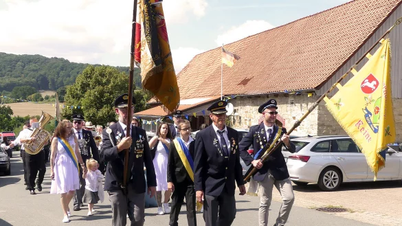 Zum Jubiläum gab es auch einen Umzug durch das Dorf. Vorn die neue Vereinsfahne, die ihm Rahmen des Festakts enthüllt wurde. - © Rudi Rudolph