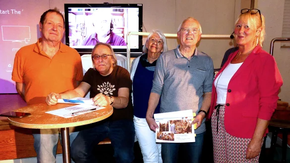 Sie bereiteten dem Schlänger Publikum einen höchst amüsanten und informativen Abend: Michaela Weigel (von rechts), Rainer Voß, Astrid Raasch und Martin Nowosad. Mit dabei Hermann Meyer vom Heimat- und Verkehrsverein. - © Rudi Rudolph