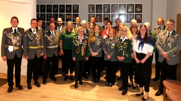 Die Barntruper Schützen ehren ihre Vereinsmeister mit (vorne, Zweite von rechts) der Vorsitzenden Vanessa Freischläger. - © Rudi Rudolph