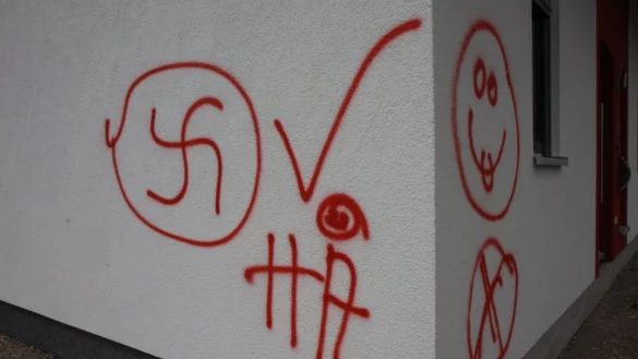 Mehr als nur Schmierereien: Durch die Farbsprühereien entstand ein hoher Sachschaden. Der Staatsschutz in Bielefeld wurde aufgrund der aufgesprühten Hakenkreuze in die Ermittlungen eingeschaltet. - © Ludwig