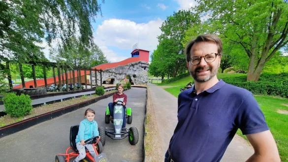 Benjamin Krentz, Betreiber des Funtastico am Schieder-See, freut sich, dass er im Familienpark endlich wieder G&auml;ste empfangen darf. Einige Familien haben das Angebot auch bereits genutzt. Besonders die Kinder sind gl&uuml;cklich &uuml;ber die Abwechslung im Corona-Alltag. So auch Mike (13) und seine Schwester Anna (6) aus Detmold, die auf der Kettcar-Bahn mit viel Spa&szlig; ihre Runden drehen. - &copy; Michaela Wei&szlig;e(LZ)