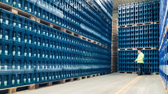 Bis unters Dach sind die Paletten mit Getränkekisten gestapelt. - © Bildrechte: Staatlich Bad Meinberger Mineralbrunnen