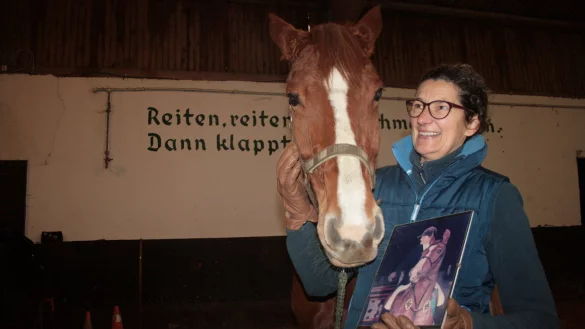 Sehen sich zum Verwechseln &auml;hnlich: das Olympiapferd "Welfenkrone" (auf dem Foto) und die Westfalenstute "Arizona" mit Besitzerin Sylvia Klatt. - &copy; Sylvia Frevert