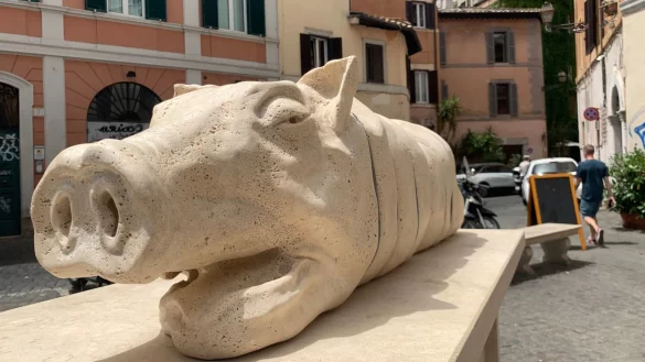 Skulptur eines Spanferkels in Rom - &copy; Foto: Johannes Neudecker/dpa