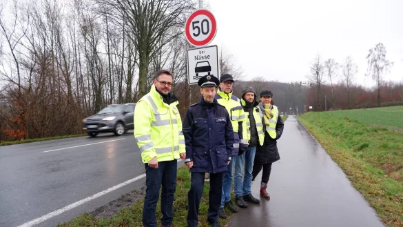 Andreas Raabe (Stadt Detmold), Polizeihauptkommissar Ralf B&ouml;thgen, Rainer Holste (Stadt Horn-Bad Meinberg), Jochen Detering (Stadt Detmold) und Christiane Watermann vom Kreis Lippe (von links) stehen an der Stelle an der Hornschen Stra&szlig;e, an der im Oktober ein 21-J&auml;hriger t&ouml;dlich verungl&uuml;ckt ist. - &copy; Lorraine Brinkmann