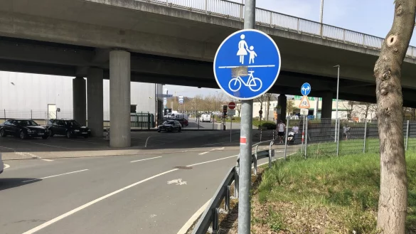 Blick in die Sch&uuml;lerstra&szlig;e in Richtung Marktkauf. - &copy; Sven Kienscherf