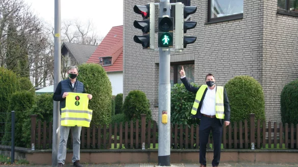 Cord Br&uuml;ning vom Heimatverein Hiddesen e.V. (links) und Detmolds B&uuml;rgermeister Frank Hilker pr&auml;sentieren die das neue Hermann-Ampelm&auml;nnchen an der Theodor-Heuss-Stra&szlig;e. Das Signal zum &Uuml;berqueren der Stra&szlig;e gibt Hermanns weibliches Pendant Thusnelda. Beide Darstellungen stammen aus der Feder von Comiczeichner Andr&eacute; Sedlaczek. - &copy; Yannick Sonntag(LZ)