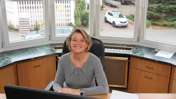Ein Arbeitsplatz wie eine Fluglotsin: Simone Strate im Brauerei-Tower. - &copy; Martin Hostert
