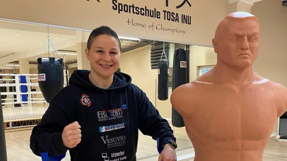 Beke Bas mit ihren Gehhilfen in der Sportschule Tosa Isu. - &copy; Sebastian Lucas