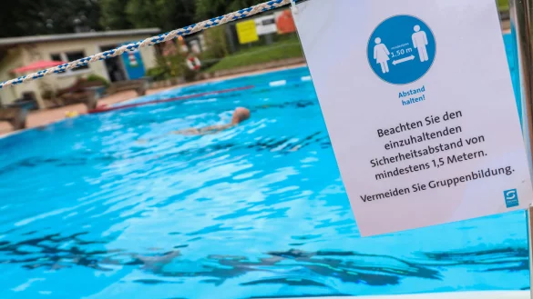 Viele Hinweise, weniger Schwimmer - das ist der Freibadsommer 2020; wie hier in Schr&ouml;ttinghausen. - &copy; Sarah Jonek