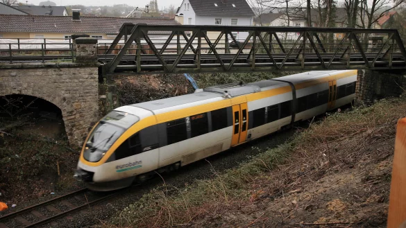 Der Kreuzungspunkt liegt hinter dem Bahnhof Lage. Oben nach rechts f&uuml;hrt die Bahnstrecke nach Herford, unten geht es Richtung Bielefeld. - &copy; Bernhard Preuss