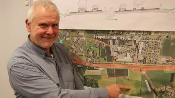 Reiner Loer von der Gemeindeverwaltung Leopoldshöhe zeigt auf der Karte, wo in Leopoldshöhe Äpfel von Bürgerinnen und Bürgern unentgeltlich gepflückt werden können. Auf dem Foto deutet er auf einen Bereich in Asemissen. Fotos: Till Neuhaus - © Till Neuhaus