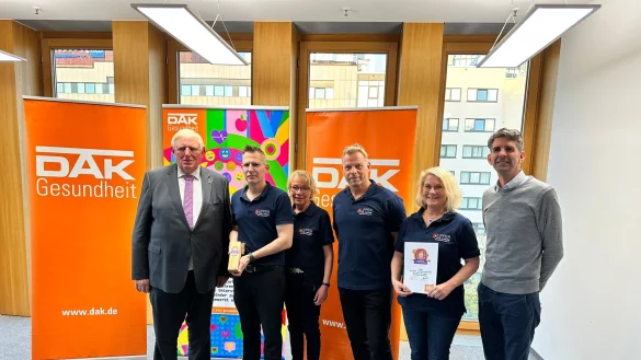 Bei der Preis&uuml;bergabe: Minister Karl-Josef Laumann (von links), Sascha Thomas, Karin Redecker, Dr. Thomas Kruse, und Astrid R&uuml;skamp (alle Lipper f&uuml;r Lipper) sowie Benjamin Piniek (DAK). - &copy; Bildrechte: Lipper f&uuml;r Lippe