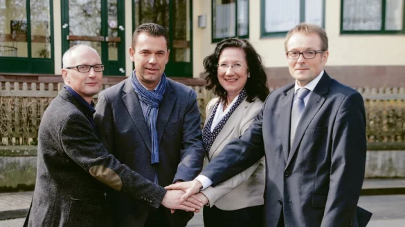Bereit für die Zukunft: Martin Reinemann (l.) und Gerhard Jarosch (r.) freuen sich, dass Carsten Torke (2. v. l.) und Elisabeth Klennert für das Amt des Bürgermeisters kandidieren wollen. - © Madita Peine