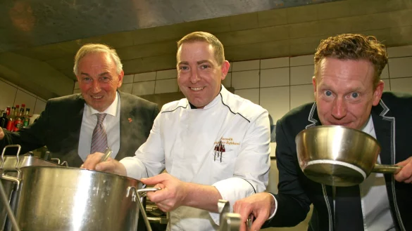 Praktische Pr&uuml;fung bestanden: Chefkoch Farrokh Okhovat-Esfehani l&auml;sst sich von Friedrich Wilhelm Kr&uuml;ger (links) und Christian Steffen (rechts) gerne in die T&ouml;pfe schauen. - &copy; Sandra Castrup
