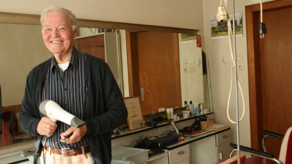 Steht seit 70 Jahren im Friseursalon in D&ouml;rentrup: Hermann K&ouml;nig, Friseurmeister. - &copy; Sylvia Frevert