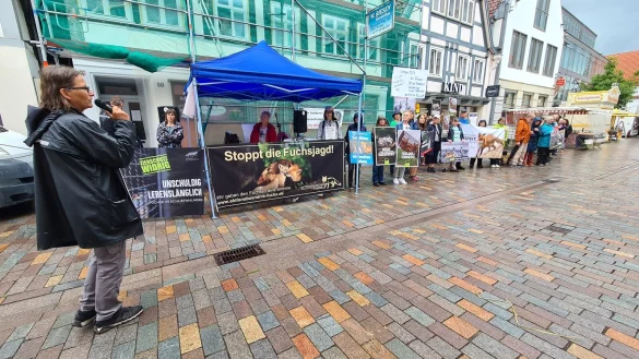 Die Mitglieder des Aktionsb&uuml;ndnis Fuchs halten eine Mahnwache in der Lemgoer Fu&szlig;g&auml;ngerzone ab. - &copy; Nadine Uphoff