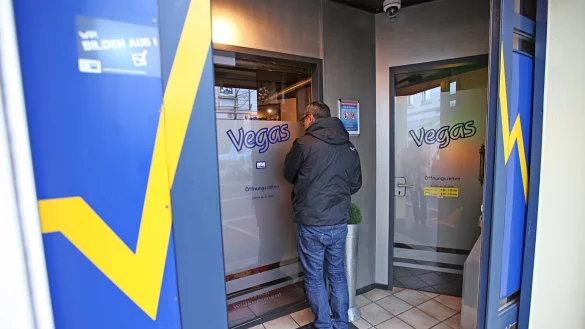 Wieder ge&ouml;ffnet: Die &uuml;berfallene Spielhalle in Lage hat nach dem &Uuml;berfall die Sicherheitsma&szlig;nahmen erh&ouml;ht. - &copy; Vera Gerstendorf-Welle