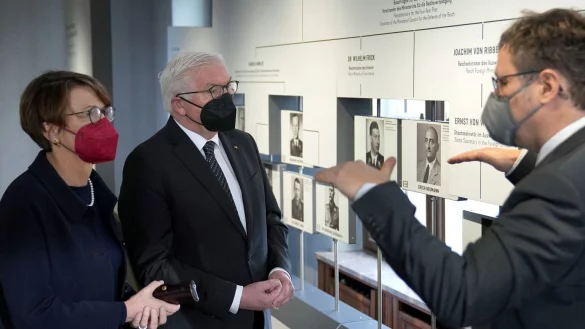 Besucht der Gedenk- und Bildungsst&auml;tte - &copy; Foto: Michael Sohn/AP-Pool/dpa