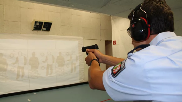 Die Polizisten schie&szlig;en auf Ziele, die auf eine Leinwand projiziert werden. Die k&ouml;nnen statisch wie auch interaktiv sein. Hier zielt Einsatztrainer Malte Kralemann auf die Projektionen. - &copy; Freya K&ouml;hring