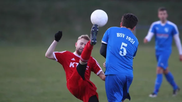 Ein zarter Hauch von Ronaldo: Brakelsiek/W&ouml;bbels Fabrice Dreier kl&auml;rt galant vor dem M&uuml;ssener Louis Klein. - &copy; J&ouml;rg Hagemann