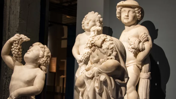 Frühling, Sommer, Herbst und Winter - verewigt in Carrara-Marmor. Diese Statuen fertigte Hermannsdenkmal-Erbauer Ernst von Bandel zwischen 1843 und 1854. Jetzt sind sie im Lippischen Landesmuseum zu sehen. - © Raphael Bartling