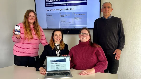 Annika Reuter (Stab Strategie, Innovation und Digitalisierung, von links) und
Lena Sargalski (Stabsleitung Strategie, Innovation und Digitalisierung)
präsentieren mit Lea Wittenborn (Teamleitung Bürgerservice) und Marcus Buchhorn (Fachdienstleitung Steuern und Beteiligungen) das neue Serviceportal der Stadt Bad Salzuflen. - © Stadt Bad Salzuflen