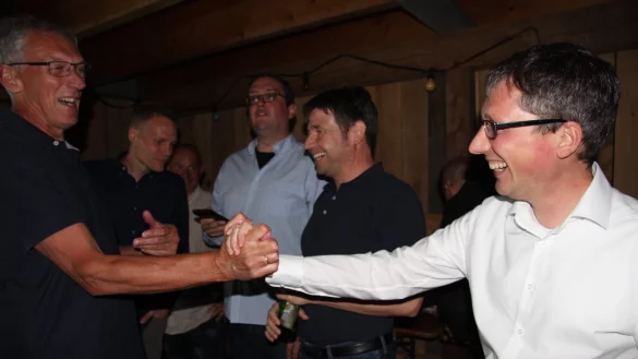 Lange sah es nach einer Stichwahl mit Axel Meckelmann aus. Doch um kurz vor 22 Uhr ist klar: Michael Hoffmann (rechts) wird mit der knappen Mehrheit von 50,3 Prozent der neue B&uuml;rgermeister. Sein Vater Bernd freut sich mit ihm und schl&auml;gt ein.&nbsp; - &copy; Kirsten Fuhrmann