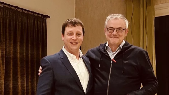 Wechsel an der Spitze: Rainer Grabbe (rechts) übergibt den Vorsitz an Robin Flotho. - © Ziegler Leese