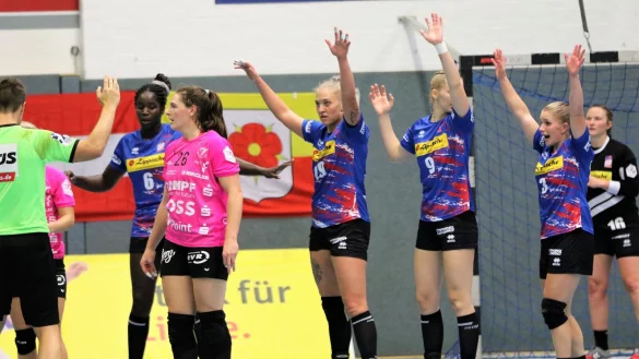 Wer spielt, wer nicht? Laetitia Quist (links), Laura R&uuml;ffieux (rechts) und Torh&uuml;terin Melanie Veith d&uuml;rften dabei sein, w&auml;hrend Stefanie Kaiser (Zweite von links) und Nieke K&uuml;hne (Dritte von links) ausfallen.&nbsp; - &copy; Oliver K&ouml;nig