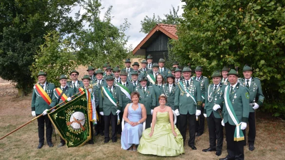 Gruppenbild mit Damen: Die Aktiven der Schützengesellschaft Wehren mit der Königin Monika Merk (2014-2018, gelbes Kleid) und Primzessin Petra Tempel. Das Schützenfest wurde in diesem Jahr groß gefeiert, das nächste Fest unter der Regentschaft vom neuen Königspaar Nils und Jasmin Pflugner findet 2022 statt. - © Tanja Watermann