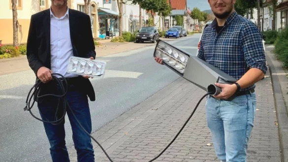 Bürgermeister Jürgen Schell (links) und Klimaschutzmanager Thomas Großmann präsentieren in der Mittelstraße die neuen Leuchten. - © Stadt Barntrup