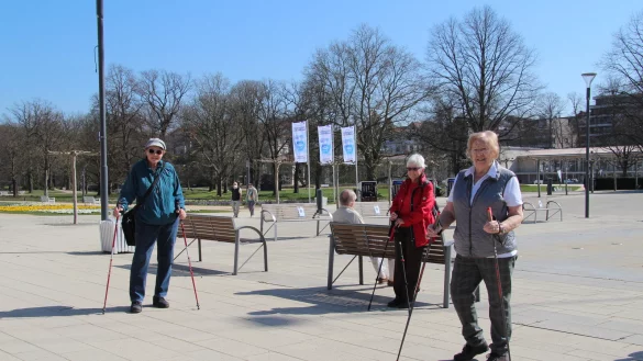 Gisela Gr&uuml;ntemeier, Ilse-Marion Jacobsen und Gerda Schrader (von links) kommen gerne in den Kurpark, um spazieren zu gehen und die Bl&uuml;tenpracht zu genie&szlig;en. - &copy; Nadine Uphoff