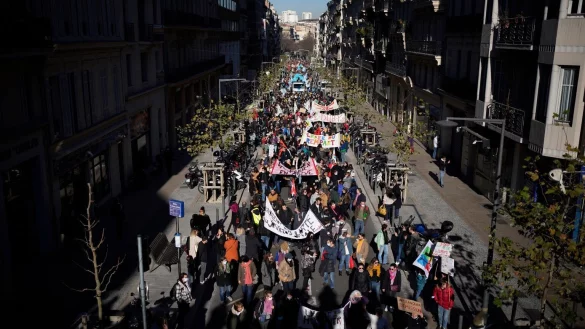 Lehrer streiken in Frankreich - &copy; Foto: Daniel Cole/AP/dpa