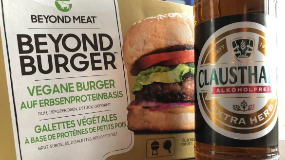 Fleischersatz f&uuml;r Burger und alkoholfreies Bier - &copy; Foto: Gregor Tholl