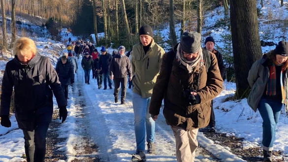 Spaziergänger demonstrieren gegen Windkraftanlagen im Wald auf der Egge und im Teutoburger Wald. - © Nationalparkfreunde OWL/Aktionsgruppe Leopoldstal